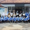 Ketua KPU Kuningan berfoto bersama denganpemenang lomba artikel demokrasi.